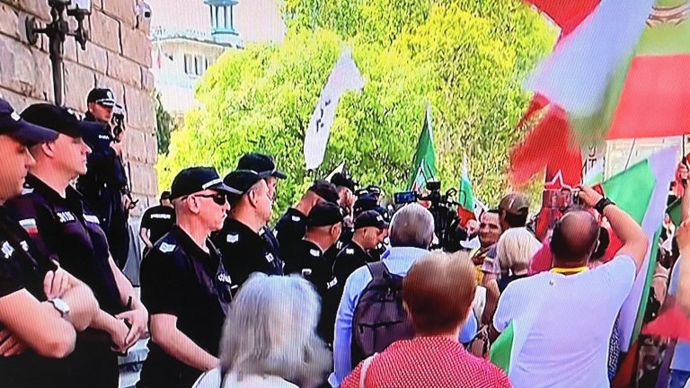 Протестиращи срещу еврото окупираха входа на Народното събрание (снимки)