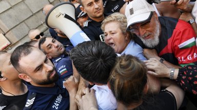 Протестиращи срещу еврото окупираха входа на Народното събрание (снимки)