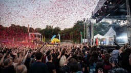 Пъстрото лято под открито небе на Vidas Art Arena продължава: Театър, музика и смях в сърцето на София