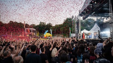 Пъстрото лято под открито небе на Vidas Art Arena продължава: Театър, музика и смях в сърцето на София