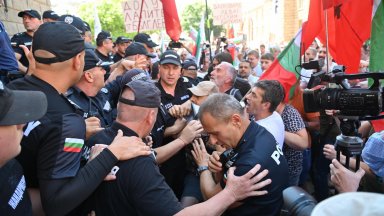 Протестиращи срещу еврото окупираха входа на Народното събрание (снимки/видео)