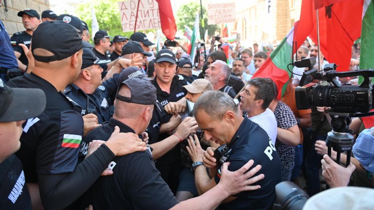 Протестиращи пред парламента опитаха да разкъсат кордона, събориха полицай (снимки/видео)