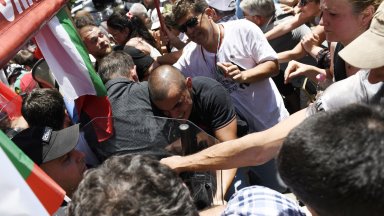 Протестиращи срещу еврото окупираха входа на Народното събрание (снимки/видео)