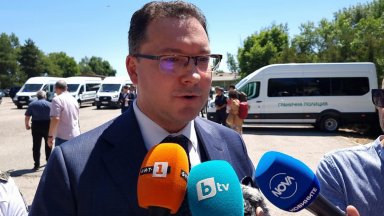 Служителите на реда се въздържат от резки действия но ако