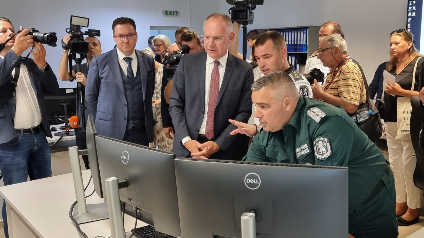 Заработи сензорна линия на българо-турската граница, "Гранична полиция" получи 15 нови буса (снимки)