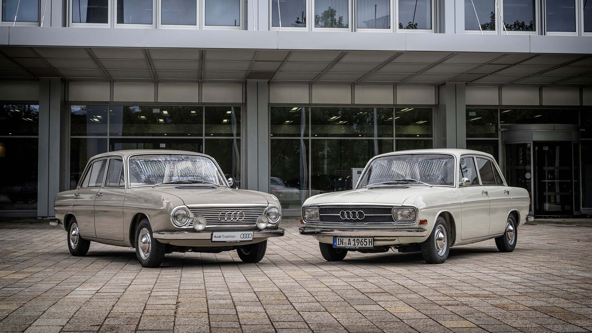 Първото следвоенно Audi (вдясно) и неговият предшественик, DKW F 102