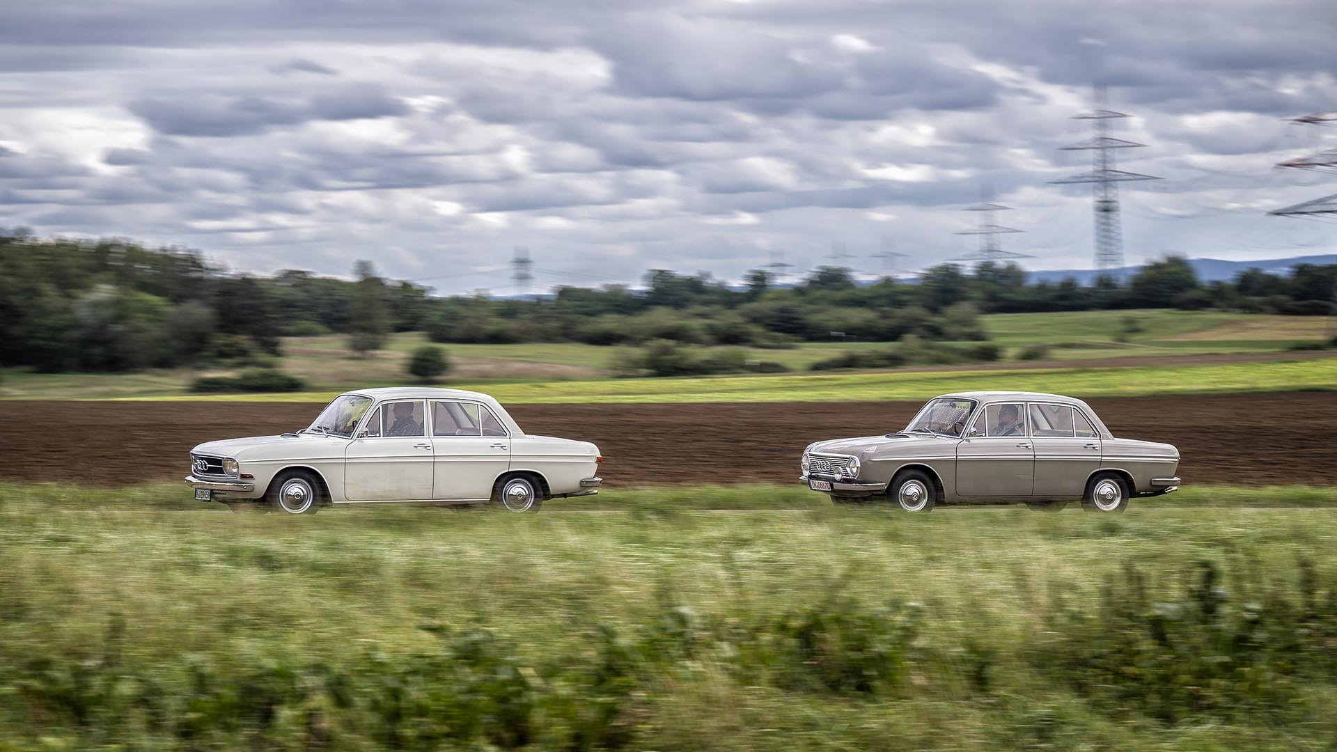 Първото следвоенно Audi (вляво) и неговият предшественик, DKW F 102