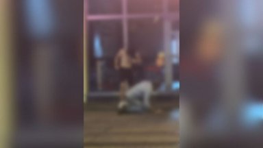 Група непълнолетни безпричинно напада и бие минувачи на площад Славейков