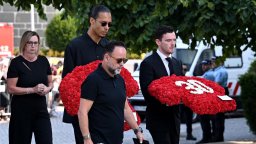 "Сбогом, приятелю". Погребаха Диого Жота и брат му със сълзи и аплодисменти