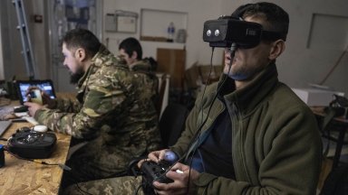 Украйна твърди че е поразила руско военно летище Русия е изпратила