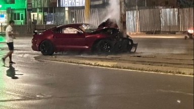 Спортен автомобил се разби на бул. "Ситняково" в столицата (видео)
