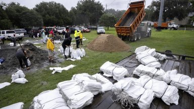 Тропическата буря Шантал се очаква да донесе проливни дъждове докато