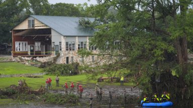 Броят на загиналите при катастрофалните наводнения в Тексас достигна най малко