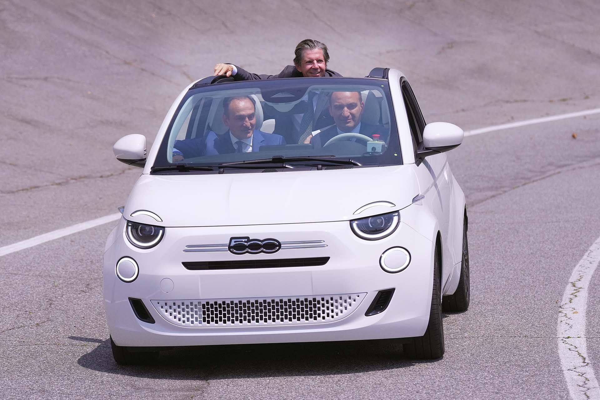 Оливие Франсоа - главен изпълнителен директор на FIAT и глобален маркетингов директор на Stellantis, Алберто Чирио - президент на регион Пиемонт и Стефано Ло Русо - кмет на Торино на вътрешната писта на завода Мирафиори