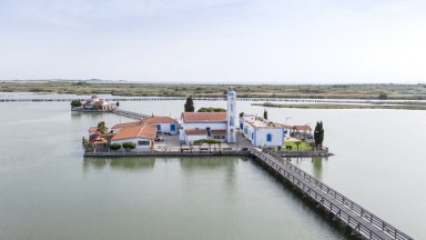 Плаващият гръцки манастир, който да видите това лято