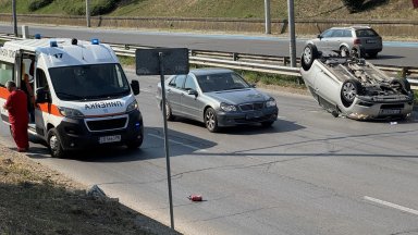 Млада шофьорка се блъсна в такси в Русе, колата й се преобърна по таван