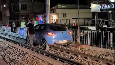 Пореден абсурд в София трамвай изтегли закъсала кола на