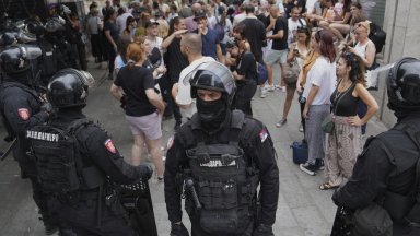 Протестиращи блокираха 10 места в Белград, полицията им написа актове