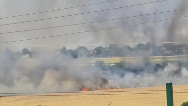 10 екипа огнеборци гасят голям пожар в Шуменско, горят още над 300 дка треви и храсти из страната