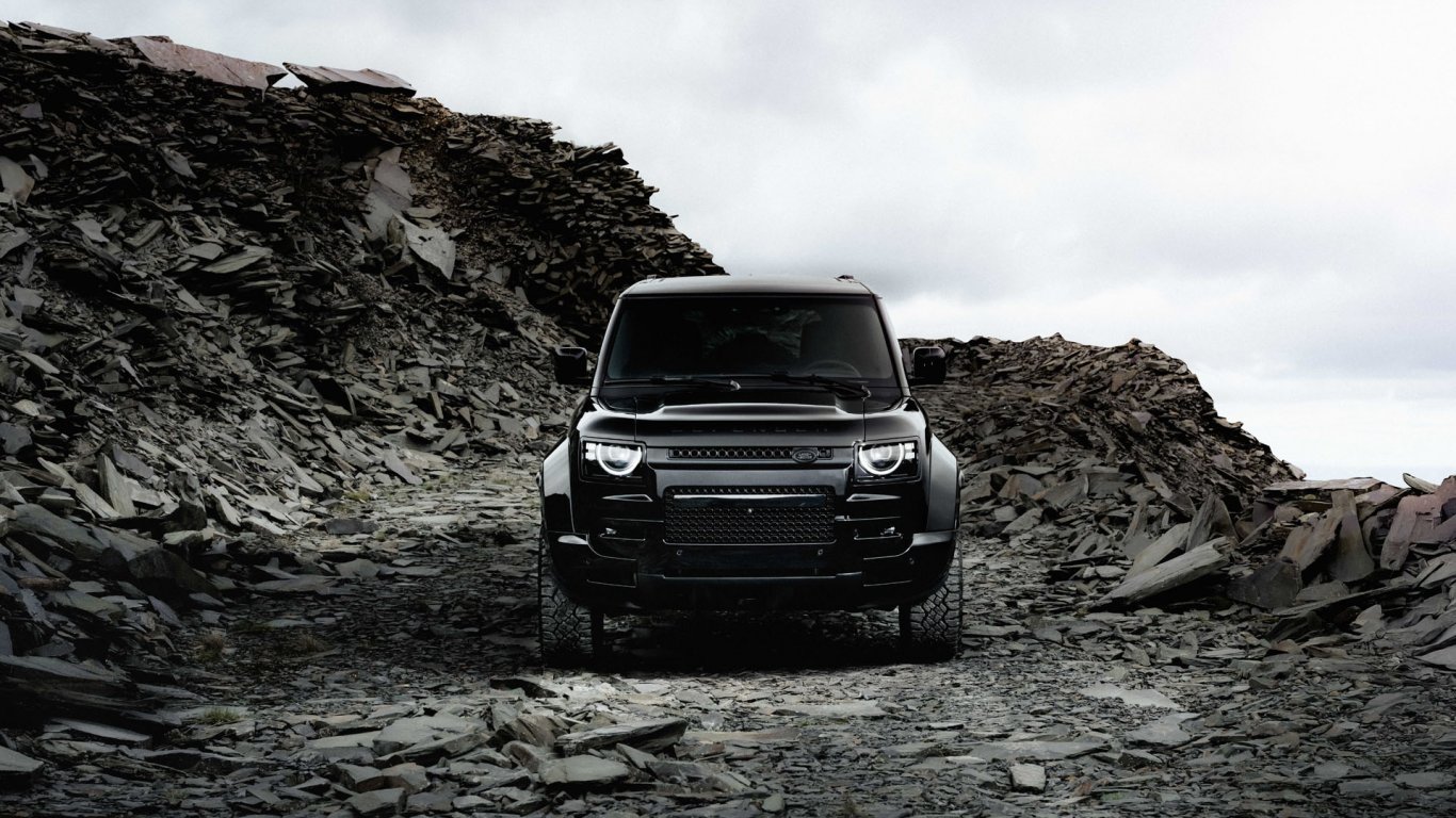 Land Rover Defender OCTA Black се слива с тъмнината