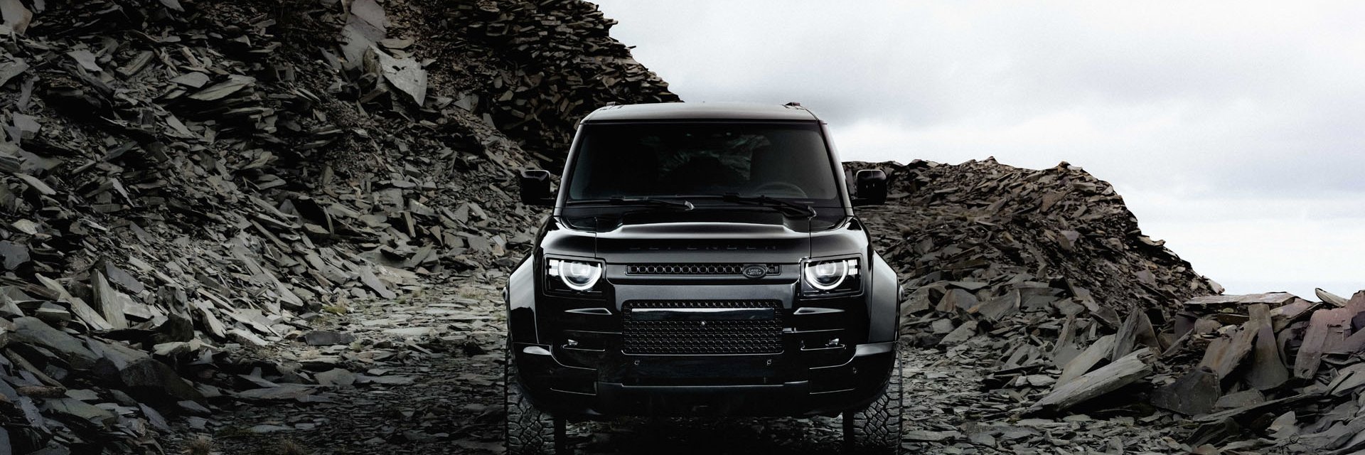 Land Rover Defender OCTA Black се слива с тъмнината