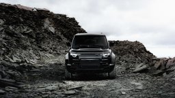 Land Rover Defender OCTA Black се слива с тъмнината