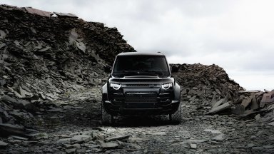 Land Rover Defender OCTA Black се слива с тъмнината
