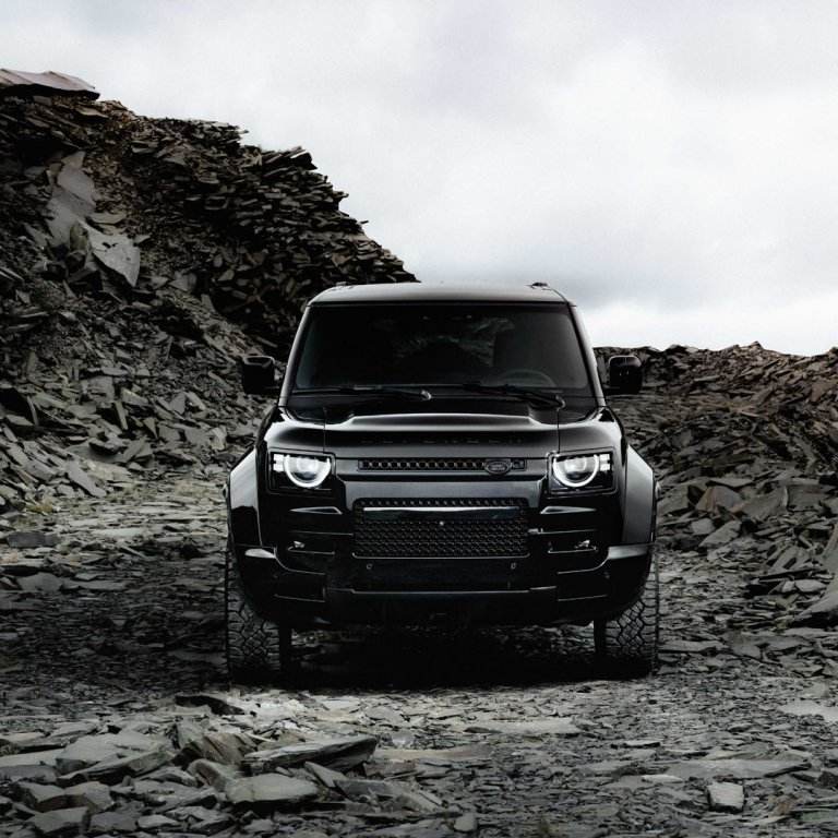 Land Rover Defender OCTA Black се слива с тъмнината