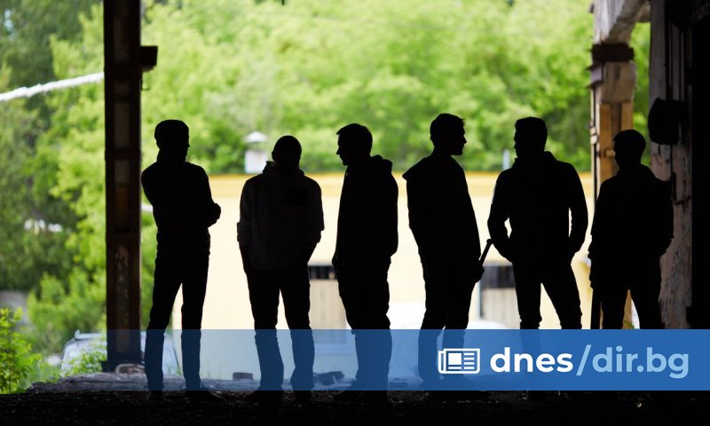 Банда от около 15 младежи са пребили мъж в столичния