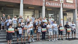 Протест и скандал отложиха делото за смъртта на Сияна, не пуснаха медии в залата (снимки)