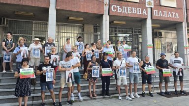 Протест и скандал отложиха делото за смъртта на Сияна, не пуснаха медии в залата (снимки)