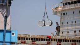 Над 2500 тръби от Индия за Вертикалния газов коридор пристигнаха с кораб в Бургас
