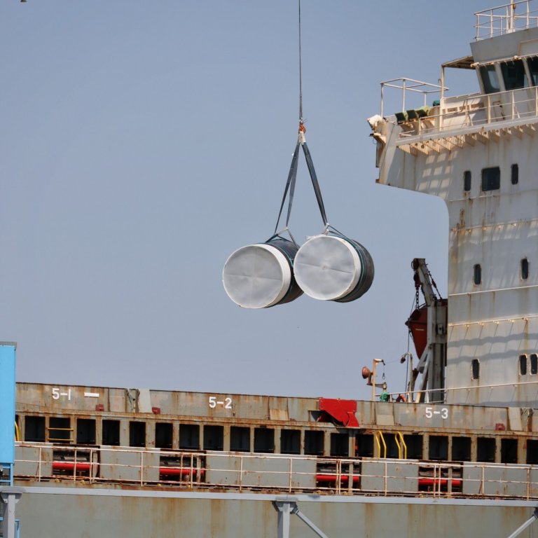 Над 2500 тръби от Индия за Вертикалния газов коридор пристигнаха с кораб в Бургас