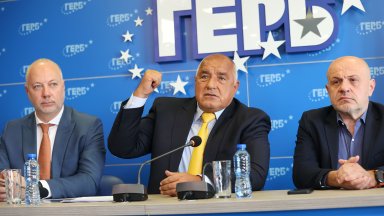 Виж още Първи политически реакции за окончателното да за еврозоната