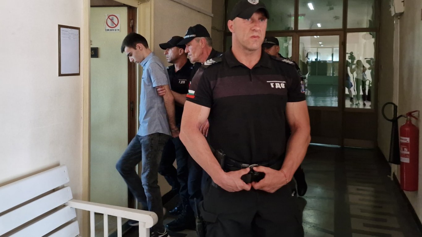 Внесоха обвинение срещу шофьора, убил на място трима мъже в заведение в Разград