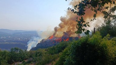 Пожар избухна край Арбанаси, хеликоптер се включва в гасенето на пламъците