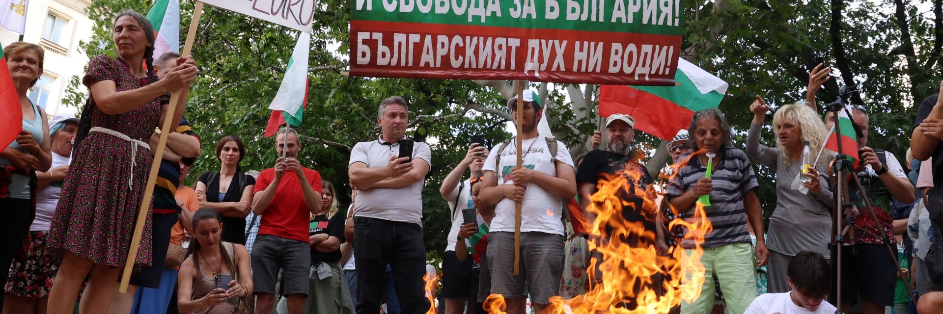 "Еврозоната е финансов концлагер": Протестиращи гориха плакати с евробанкноти (снимки)