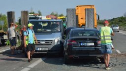 Петима работници пострадаха при катастрофа на АМ "Марица"