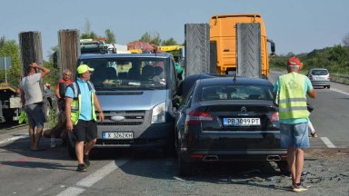 Петима работници пострадаха при катастрофа на АМ "Марица"
