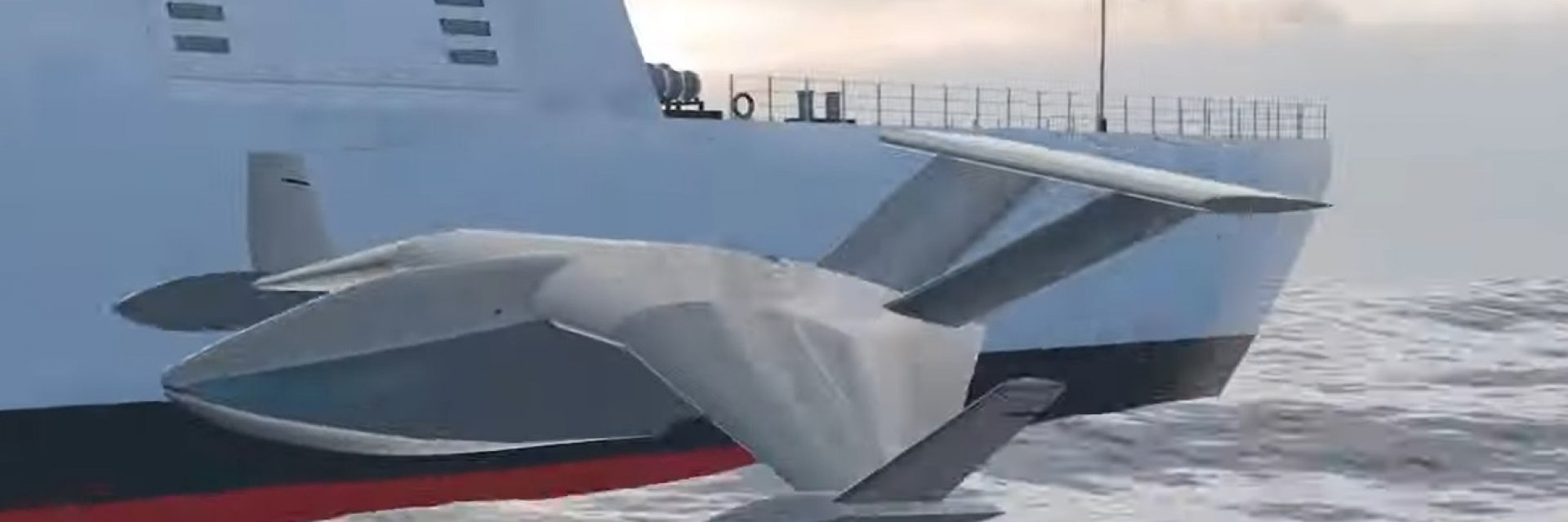 Нов боен турски дрон лети над морето с 30 кг боеприпаси (видео)