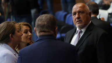 Трите партии ГЕРБ СДС БСП Обединена левица и Има такъв народ