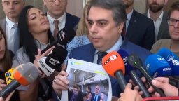Василев показа снимка на Борисов със служители от фирмата, подала сигнал срещу Коцев