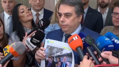 Василев показа снимка на Борисов със служители от фирмата, подала сигнал срещу Коцев