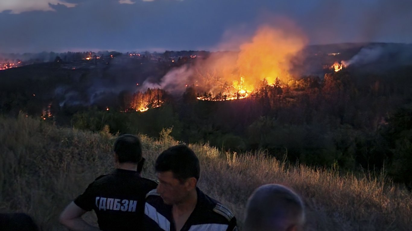 Локализираха големия пожар край Велико Търново, в гасенето се включват и военни (снимки)