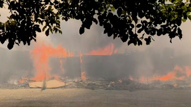 Огромен пожар в житен блок влезе и в квартал на Пазарджик. Горят гаражи и коли (видео)