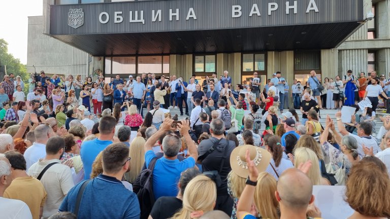 Петков поведе протеста във Варна в защита на Благомир Коцев, демонстрация и пред КПК в София