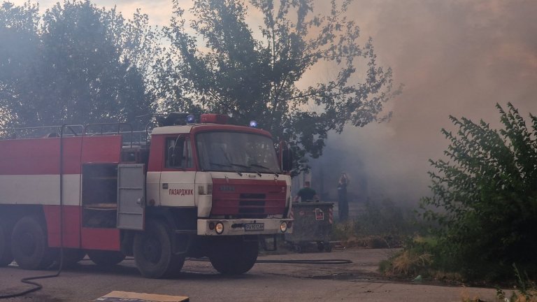 Овладяха огъня в Пазарджик, но пламнаха едновременно 7 пожара в Стара Загора (видео)