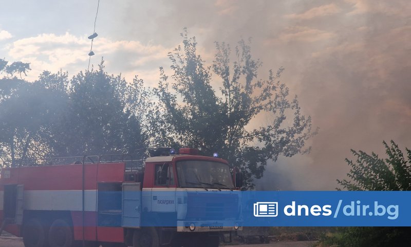 Голям пожар гори край Сунгурларе. Пламъците са избухнали около 22:00