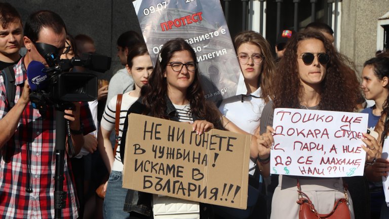 "Не сме банкомати": Студентите не са доволни от промените в НС, искат 50% по-ниски такси