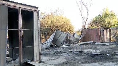 20 гаража и 2 автомобила са унищожени след големия пожар